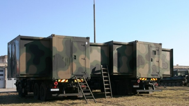 Mobilne moduły stanowisk dowodzenia mieszczą się w rozsuwanych kontenerach umieszczonych na ciężarowych jelczach
