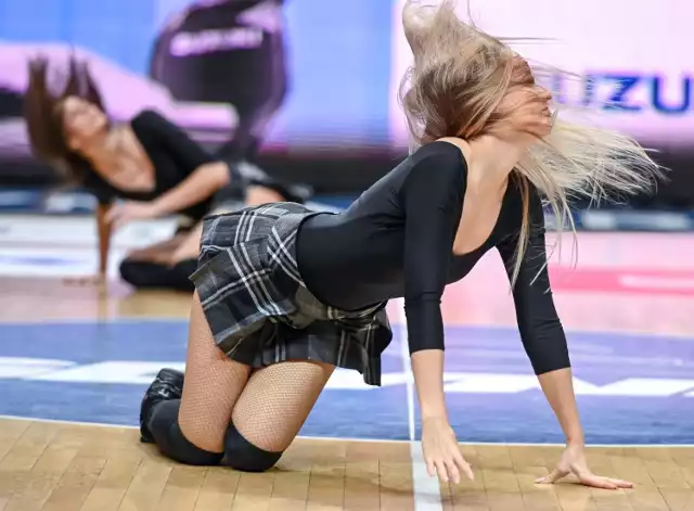 Zespoły pięknych cheerleaderek od lat uatrakcyjniają mecze koszykarskiej Energa Basket Ligi. Pandemia koronawirusa sprawiła, że wraz z kibicami z hal zniknęły też tańczące dziewczyny. Ale nie wszędzie. Ostatnio cheerleaderki były ozdobą spotkania koszykarzy Enei Zastalu BC Zielona Góra w Gdyni. Tam zastalowcy rywalizowali z ekipą miejscowej Arki.

Obejrzyjcie na zdjęciach cheerleaderki na meczu Arka Gdynia – Zastal Zielona Góra >>>>

WIDEO: Quinton Hosley, był zawodnikiem Zastalu Zielona Góry
