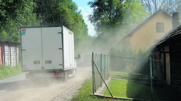 Tony zanieczyszczeń, które wzbijają samochody przejeżdżające Biegonicką, osiadają na pobliskich domach i podwórkach