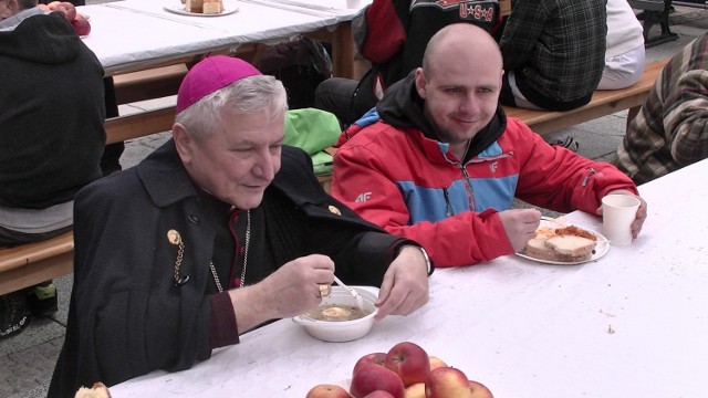 Śniadanie wielkanocne na Głównym Rynku w Kaliszu