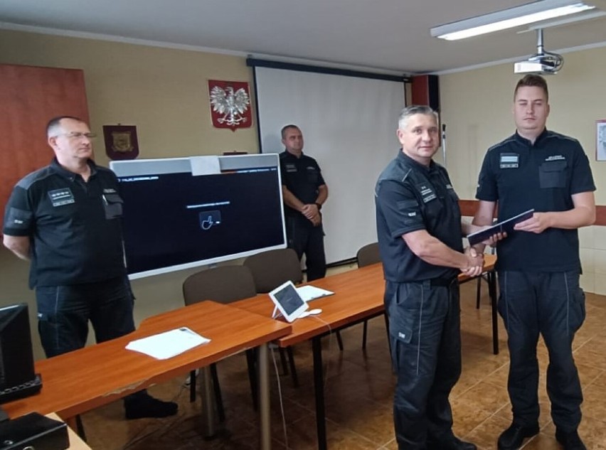 Jarosław Kwiatkowski (prawej) odbiera gratulacje od...