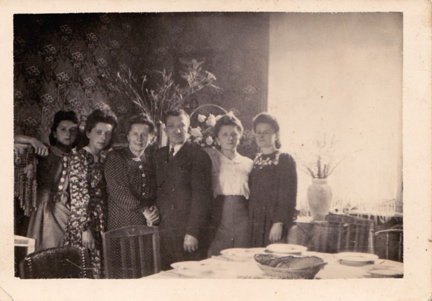 Ppor. Stanisław Łukowiak z rodziną w lipcu 1944 r., na sześć...