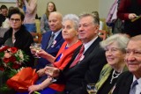 Pary z gminy Żnin świętowały 50-lecie małżeństwa. Uroczystość odbyła się w auli im. Zbigniewa Skorwidera [zdjęcia] 