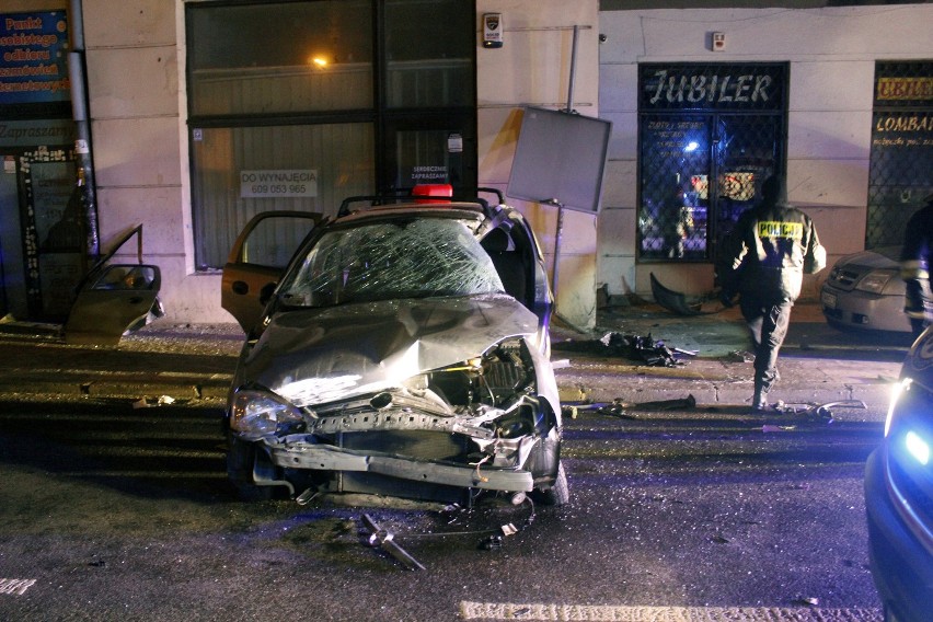 Groźny wypadek na ul. Nawrot w Łodzi. Opel wjechał w kamienicę [ZDJĘCIA]