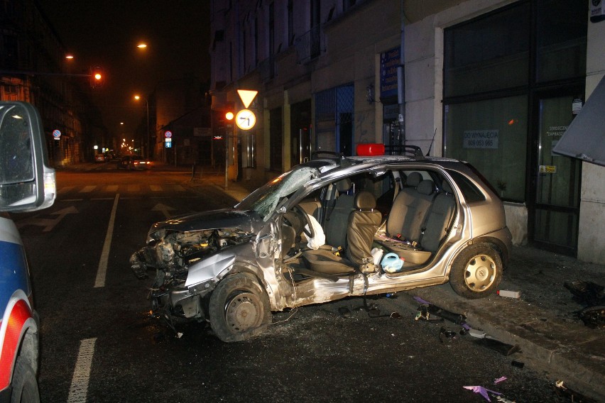 Groźny wypadek na ul. Nawrot w Łodzi. Opel wjechał w kamienicę [ZDJĘCIA]