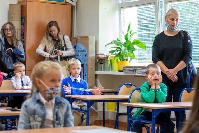 18 stycznia część uczniów klas szkół podstawowych wróci do nauki stacjonarnej. - Powrót uczniów klas I-III będzie możliwy jedynie w reżimie sanitarnym - zapowiada Przemysław Czarnek, minister edukacji i nauki. Resort edukacji, wspólnie z ministerstwem zdrowia i Głównym Inspektorem Sanitarnym przygotował szczegółowe wytyczne dla szkół podstawowych. Prezentujemy najważniejsze z nich. Zobacz, jak będzie wyglądać nauka najmłodszych dzieci po powrocie do szkół. 

Przejdź do galerii------->