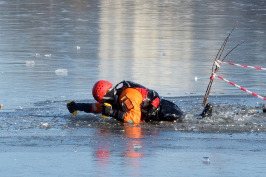 Uważaj na lodzie! Kieleccy strażacy trenowali na zamarzniętym zalewie [ZDJĘCIA]