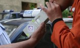 Pijany kierowca bez prawa jazdy zatrzymany w centrum Piotrkowa. W aucie butelki i puszki