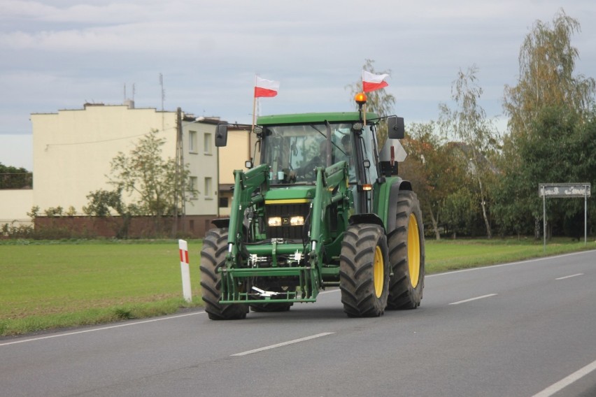 Protesty rolnicze w powiecie krotoszyńskim przeciwko "Piątce dla zwierząt" - blokada dróg krajowych nr 15 i 36 [ZDJĘCIA + FILM]   