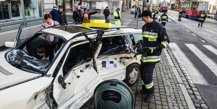 Wypadek w Bydgoszczy. Taksówka zderzyła się z tramwajem! [zdjęcia]
