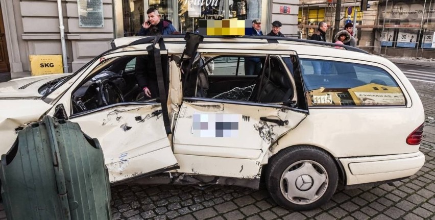 Wypadek w Bydgoszczy. Taksówka zderzyła się z tramwajem! [zdjęcia]