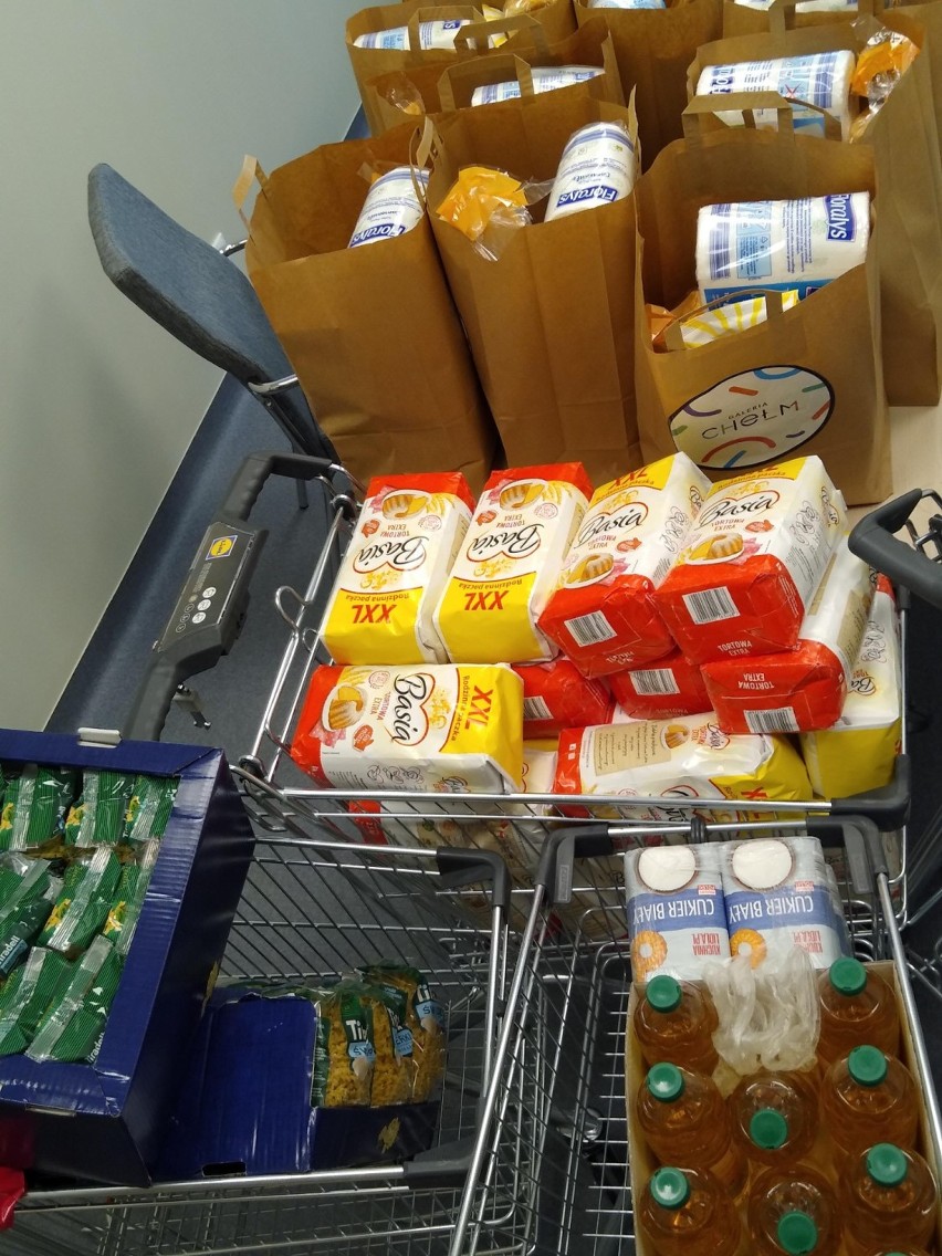  Galeria Chełm przekazała wielkanocne paczki  z produktami  spożywczymi oraz środkami higieny  dla najbardziej potrzebujących
