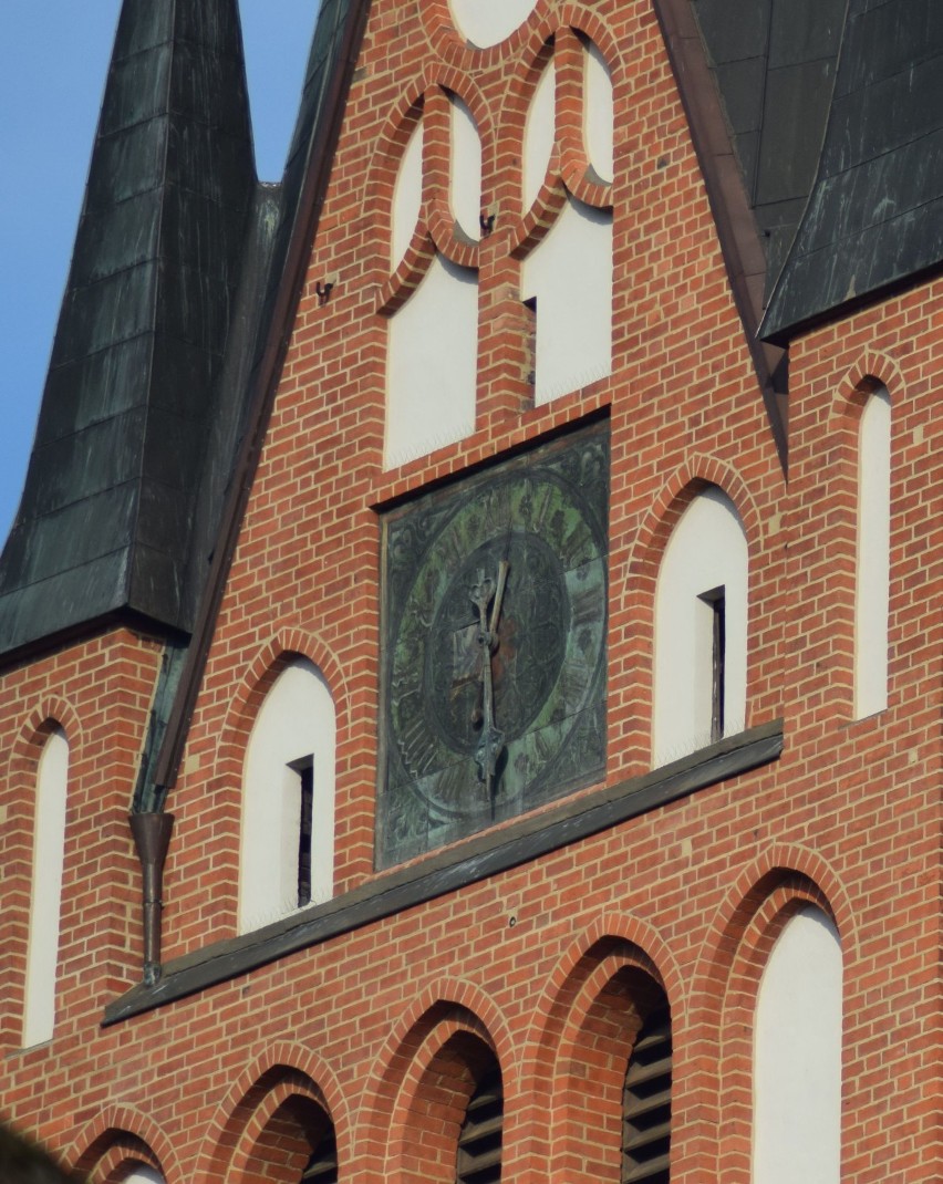 Kościół Mariacki w Szczecinku. Wieża mieni się złoceniami cyferblatów [zdjęcia]