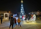 Iluminacje świąteczne w Pabianicach i okolicy. Jak miasta, miasteczka i wsie wystroiły się na święta. ZDJĘCIA