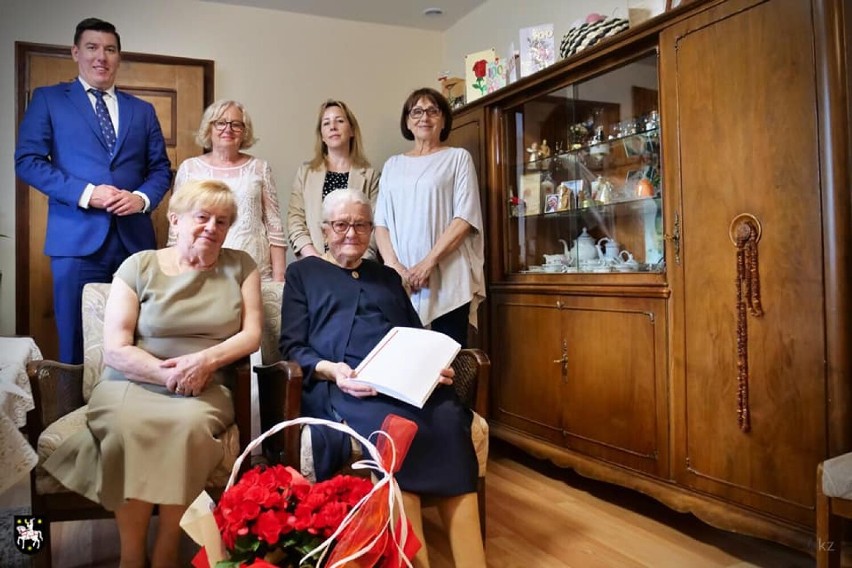 Pani Aurelia z Sycowa skończyła 100 lat. Seniorkę odwiedził burmistrz 