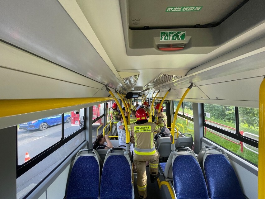 Wypadek autobusu w Będzinie. Uderzył w osobówkę na Małobądzkiej. Czterech pasażerów rannych