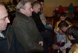 Uroczysty obrzęd umycia nóg w Wielki Czwartek w kościele w Stegnie