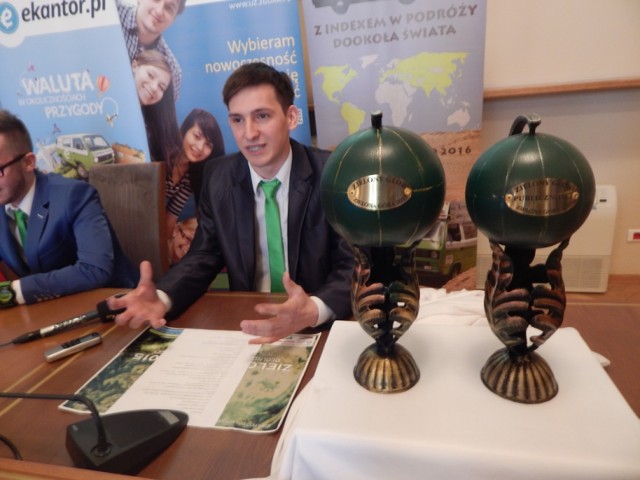 Dyrektor festiwalu "Zielone Globy 2015" Wojciech Góralski prezentuje nowe statuetki Zielonych Globów 2015. Kto je zdobędzie? Swoją nagrodę przyzna jury, swoją - publiczność.