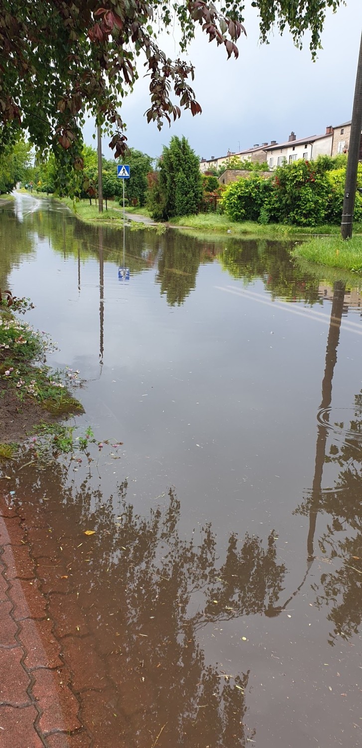 Kolejna ulewa i znów problemy na ulicach Leśmiana i Dąbrowskiej w Ostrowcu [ZDJĘCIA, WIDEO]