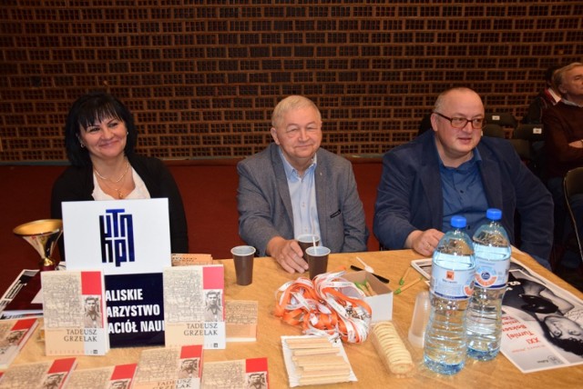 Promocja książki na turnieju im. Grzelaka. Z prawej Janusz Stabno, w środku prezes KTPN Krzysztof Walczak