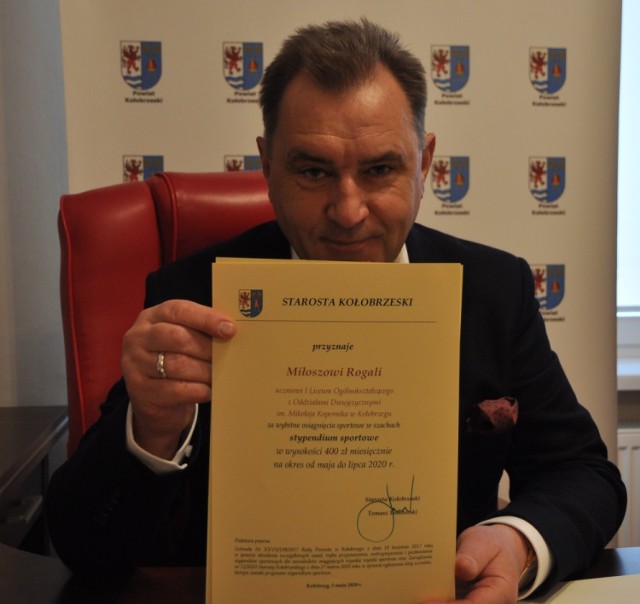 Tomasz Tamborski  z dyplomem gratulacyjnym dla jednego w wyróżnionych uczniów