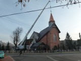 Wieluń: operacja założenia hełmu na dzwonnicy kościoła św. Barbary zakończona sukcesem
