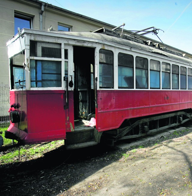 Zabytkowe tramwaje niszczeją na cmentarzysku przy ul. Legnickiej