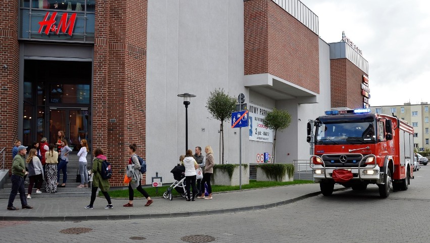 Strażacy sprawdzali wezwanie z monitoringu. Akcja przed Galerią Dekada w Malborku [ZDJĘCIA]