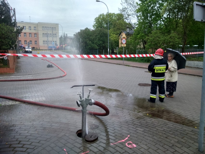W Gdyni koparka uszkodziła gazociąg. Ewakuowano 130 osób [ZDJĘCIA, WIDEO]