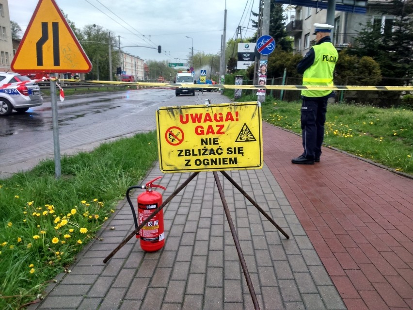 W Gdyni koparka uszkodziła gazociąg. Ewakuowano 130 osób [ZDJĘCIA, WIDEO]