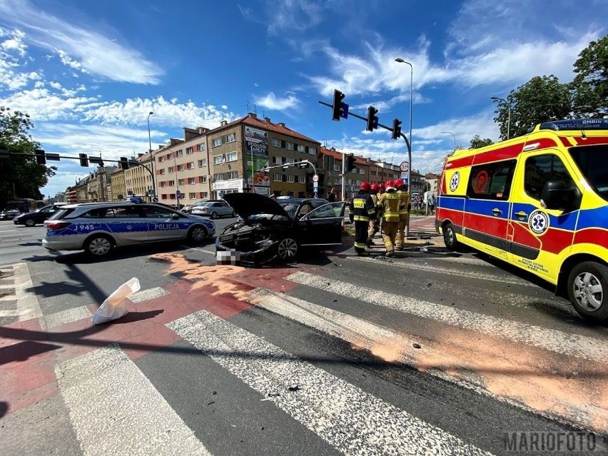Wypadek na skrzyżowaniu Ozimskiej z Plebiscytową w Opolu. Kierowca forda wymusił pierwszeństwo, był pijany