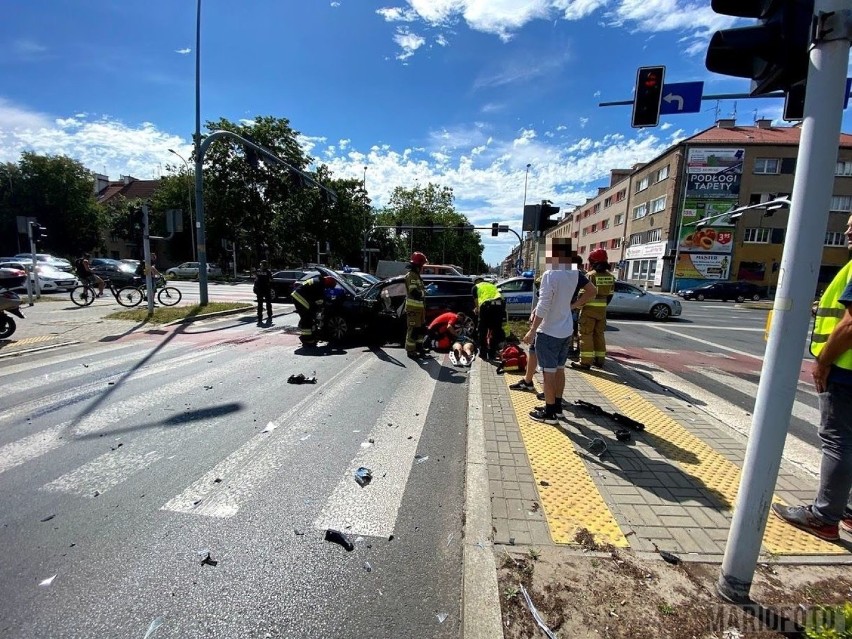 Wypadek na skrzyżowaniu Ozimskiej z Plebiscytową w Opolu. Kierowca forda wymusił pierwszeństwo, był pijany