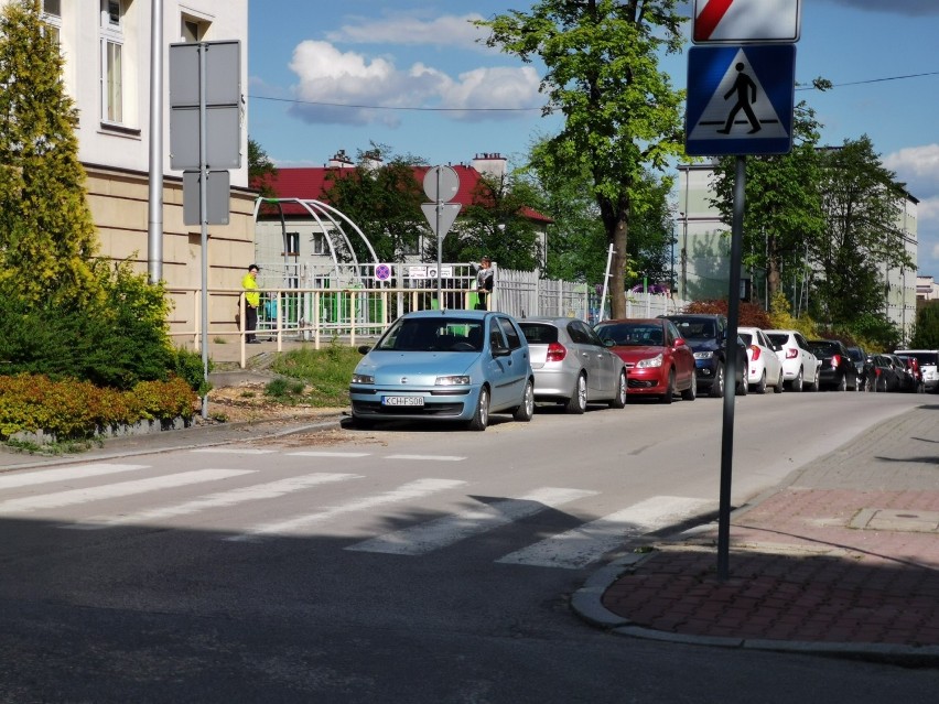 Chrzanów walczy z dzikim parkowaniem w centrum miasta. Były kule, teraz będą słupki 