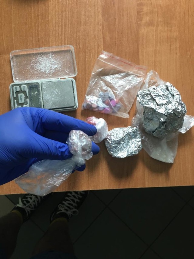 Mężczyzna z powiatu świeckiego posiadał prawie 89 gramów amfetaminy oraz 127 tabletek extazy. Kolejne narkotyki znaleziono w mieszkaniu zatrzymanego.