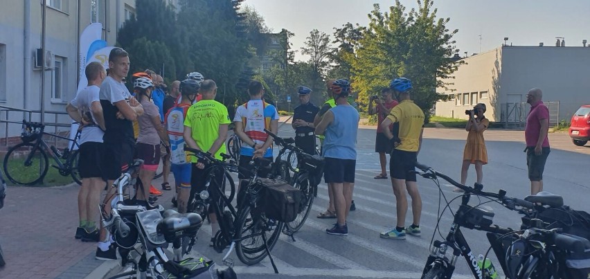 Policjanci z Radomska z rowerzystami o bezpieczeństwie na drodze [ZDJĘCIA]