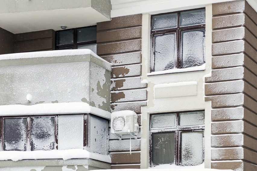 Sprawdź, jak myć okna zimą, żeby ich nie zniszczyć....