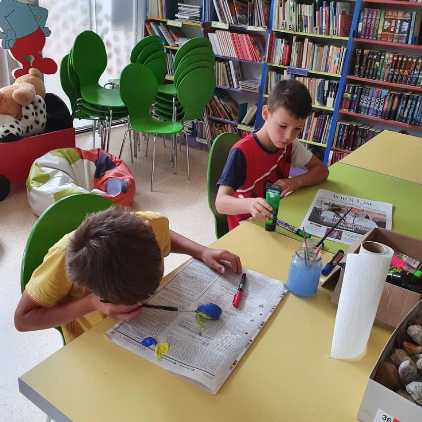 Wakacyjne zajęcia  dla najmłodszych i malowanie kamieni w Bibliotece Publicznej w Sycowie. 