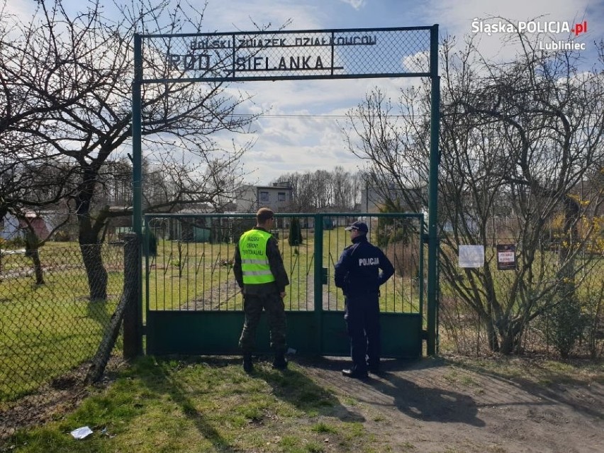 Policjanci i żołnierze WOT w ramach akcji "zostań w domu"...