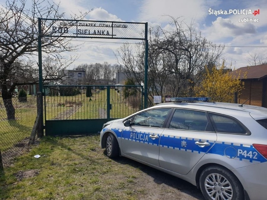 Policjanci i żołnierze WOT w ramach akcji "zostań w domu"...