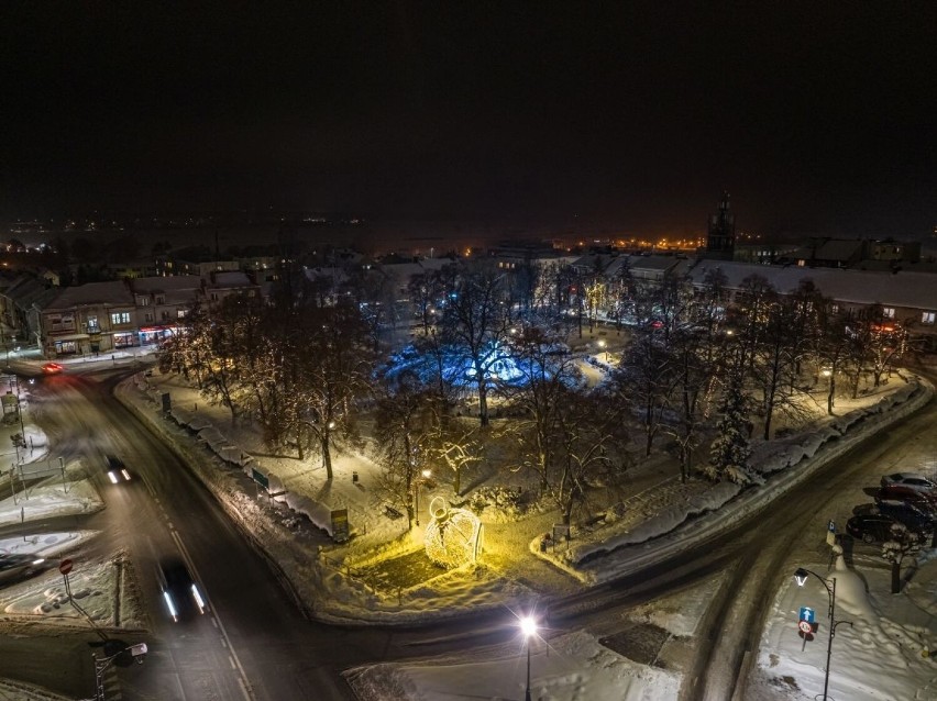 Pińczów w świątecznych iluminacjach. Zobacz piękne zdjęcia Sławka Rakowskiego z drona