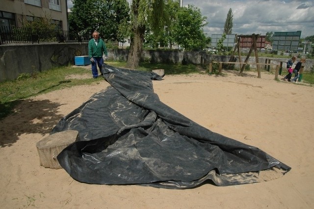 W przedszkolach piaskownice często są zakrywane na noc, tak by nie mogły do nich wejść zwierzęta