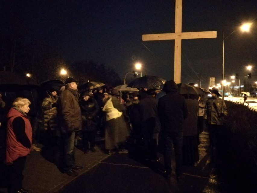 Nocna droga krzyżowa w Forcie VII w Poznaniu. Deszcz nie odstraszył tłumu wiernych