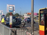 Śmiertelny wypadek w Alejach Jerozolimskich w Warszawie. Samochód wbił się w tył autobusu. Nie żyje jedna osoba