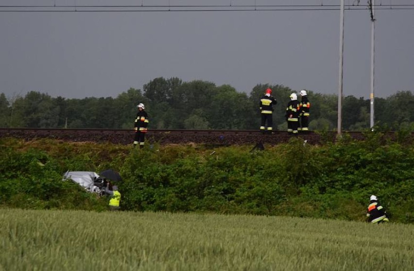 Pięciu mężczyzn zginęło na przejeździe. Jeden był z Wałbrzycha pozostali z okolic Wrocławia i Środy Śląskiej (NOWE FAKTY)