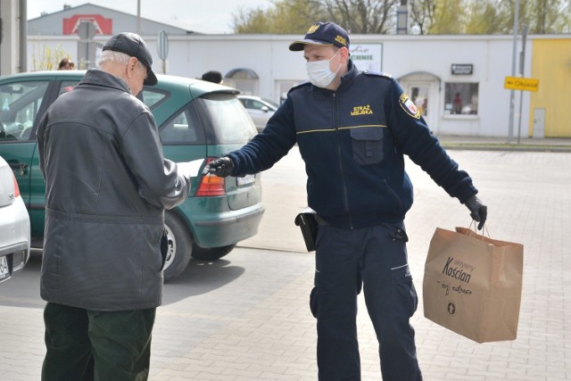 Od środy 15 kwietnia Straż Miejska w Kościanie rozdaje maseczki seniorom