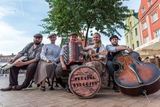 "Ferajna Bydgoska" to kapela doskonale znana mieszkańcom regionu. Grupa od lat promuje przedwojenny folklor miejski. Na dorobek kapeli składają się zarówno koncerty estradowe, jak i uliczne. W tym roku ponownie została uznaną najlepszą kapelą podwórkową w Polsce. "Ferajna" powtórzyła sukces z 2022 roku.