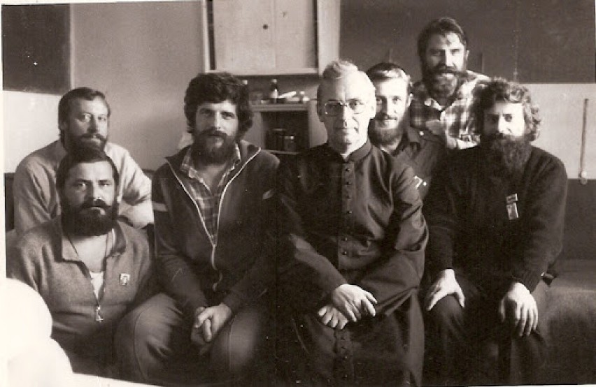 Jerzy Frelich (stoi z prawej) w obozie w Uhercach wraz z...
