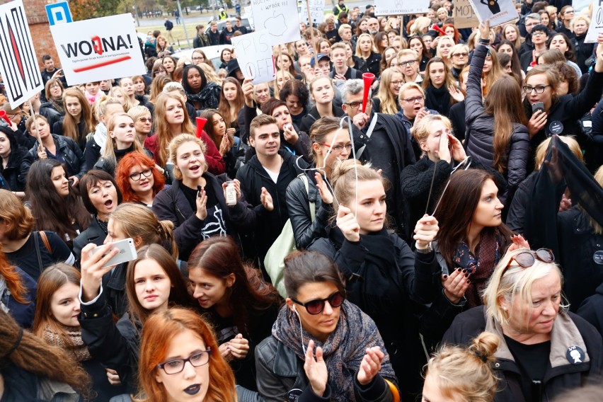 Czarny protest Warszawa - zamknięte kawiarnie i restauracje....