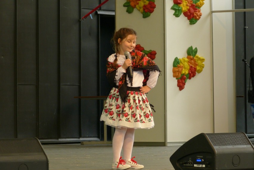 Dzieci i młodzież śpiewali piosenki patriotyczne i żołnierskie (galeria)