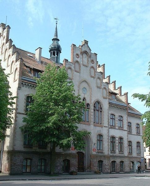 Źródło: http://commons.wikimedia.org/wiki/File:Poland_Pisz_-_Town_Hall.jpg